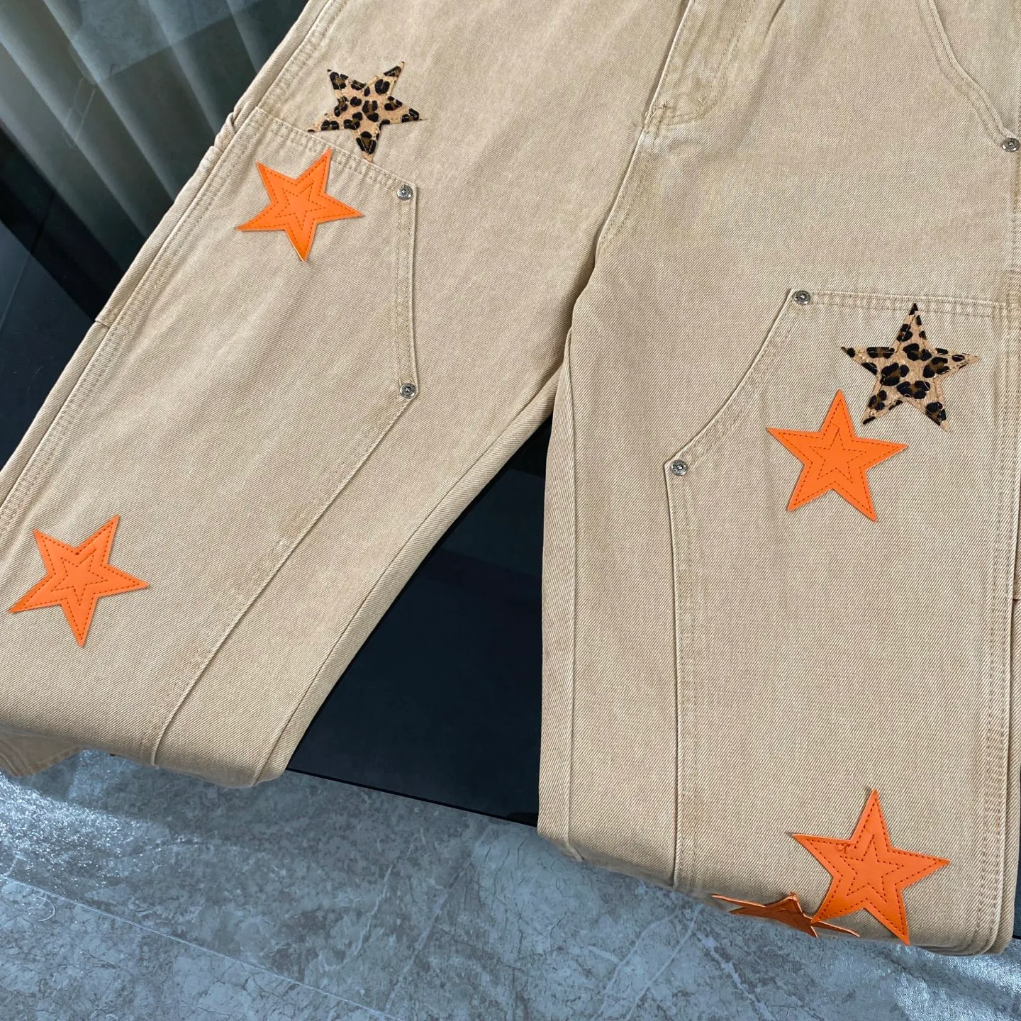 P270 Chrome hearts Chrome hearts Miami limited edition star work jeans logging pants Chrome hearts city limited jeans Hardware customization Original development vintage levis American-made 501 black and gray base remake Levi's American 501 base imported sheepskin 925 silver remake [Top heavy industry fashion design] Consistently high-street luxury style. Speaking of this style, the Zangyin family and GU family are definitely the leading representative brands. Especially the Zangyin family has really achieved a state-of-the-art effect in creating high-street style. The unique washed material is used to create this style. The color system is already quite eye-catching. After it is decorated with patchwork cross flowers, it cleverly highlights the charm of the brand. Secondly, this style uses classic The high-waist cutting design highlights the long legs and fashionable temperament of the upper body. The brand is highly recognizable and the slim fit configuration is more suitable for daily wear. It is a product that interprets personality, fashion, and specifications at a glance. This single product is enough to make any fan excited. It can be a white T-shirt for a youthful college style, or a tight suspender for a royal style. It has strong matching ability and can be easily controlled by men.  [Materials and craftsmanship] Needless to say, this point goes without saying. As an excellent craftsman brand, Zangyin’s requirements for details and craftsmanship are really perfect. The washed color of this model has gone through so many processes, not to mention the embellishment of denim appliques. It is also purely hand-made and sewn. Just like what they believe in, only hand-made things have soul and have the meaning of wear. A top-notch heavy-duty fashionable denim item, I look forward to your perfect interpretation! ! Color: Khaki Size: 30-36